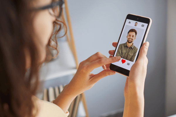 10 Tips to Make Your Dating Profile Shine: What to Put in A Dating App Bio