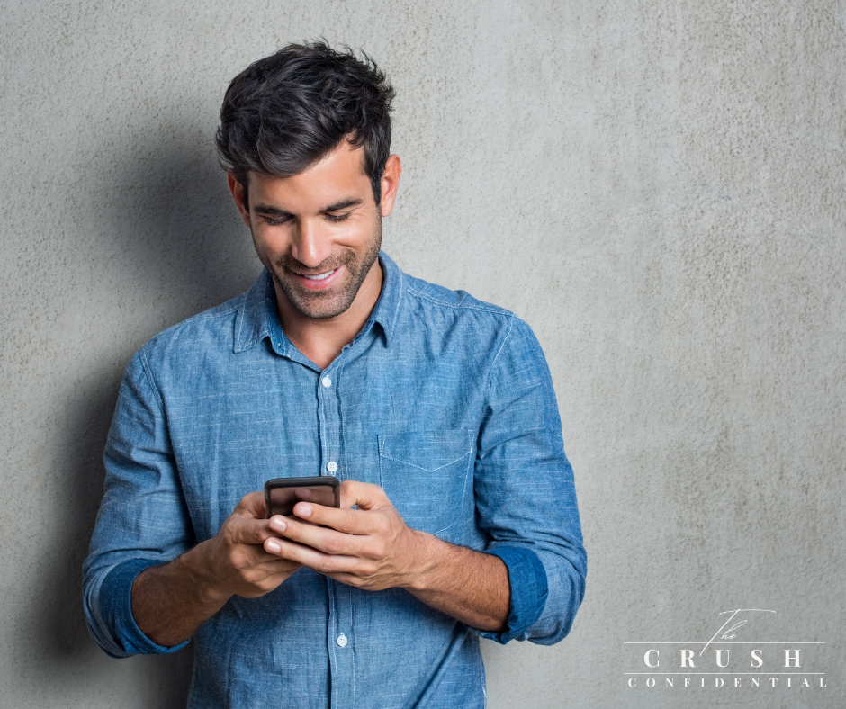 Man texting a girl using confident opening lines on his phone.